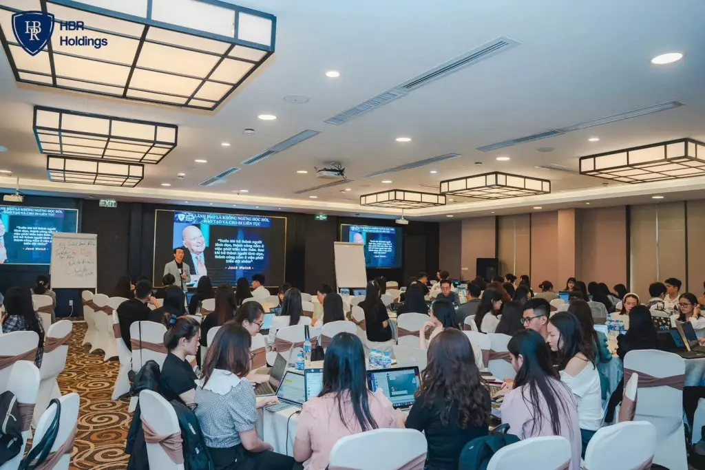 Chương trình đào tạo nội bộ AI In Action về ứng dụng AI trong hoạt động Sales và Marketing tại HBR Holdings
