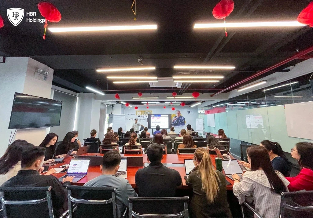 Đội ngũ quản lý HBR Holdings tham gia chương trình đào tạo tư duy phân tích dữ liệu