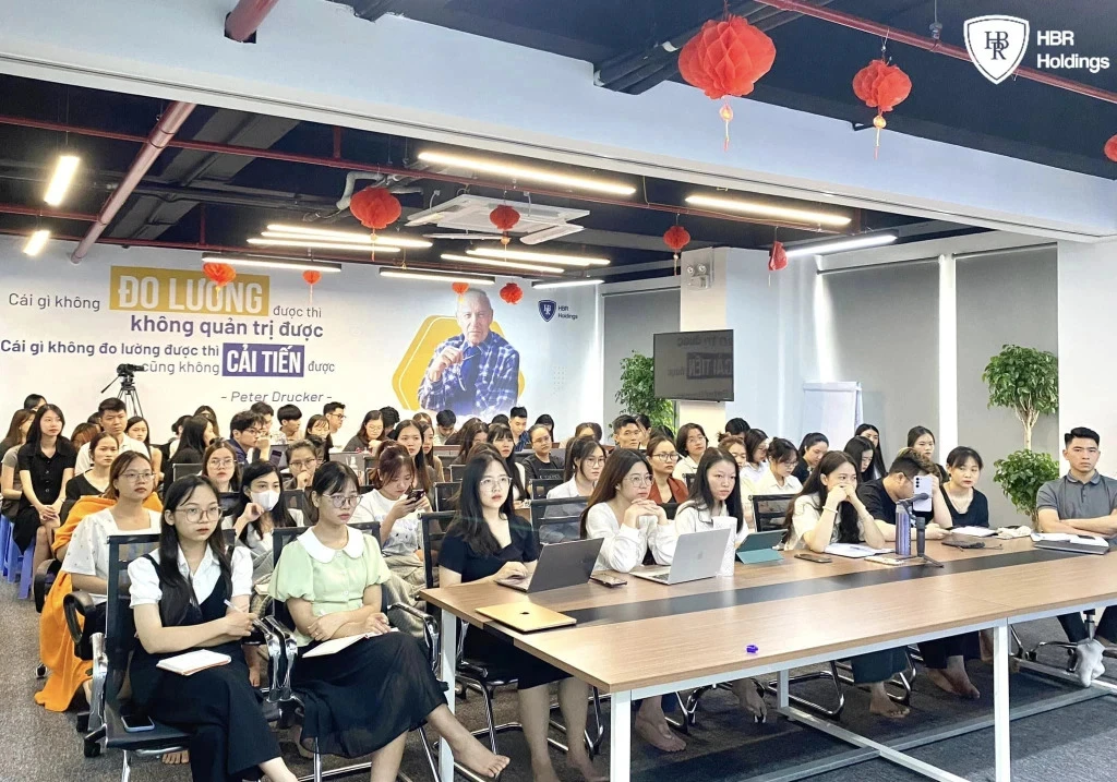Đội ngũ nhân sự Marketing HBR Holdings tham gia trao đổi, đặt câu hỏi trong chương trình
